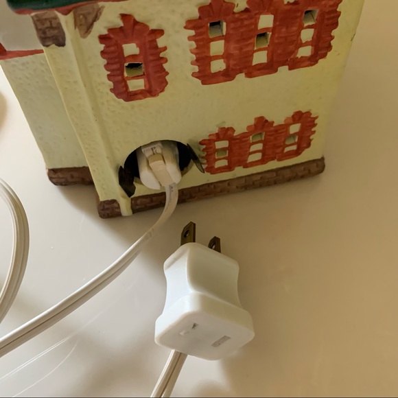 Vintage Dickensville Collectable Lighted House - Picture 12 of 12